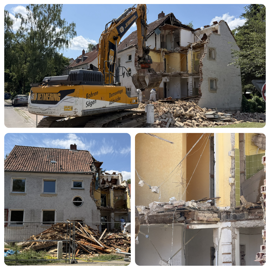 Ein gelber Bagger reißt ein Haus ab; auf den Bildern sind die Trümmer und die freigelegten Räume zu sehen.