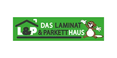Logo mit dem Text L&P Das L&P Das Laminat & Parkett Haus auf Grün, mit einem lächelnden Cartoon-Biber auf der rechten Seite.