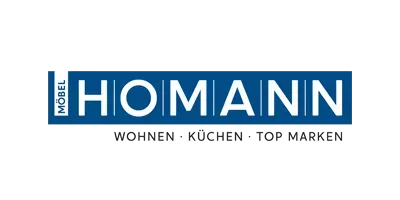 Logo mit dem Wort HOMANN in weißer Schrift auf einem blauen Rechteck. Vertikaler blauer Streifen auf der linken Seite mit MÖBEL in weißer Schrift.