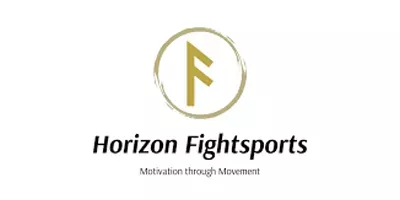 Ein goldenes F in einem Kreis über dem Text Horizon Fightsports und dem Logo Motivation Through Movement.