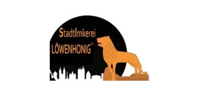 Logo mit schwarzem Kreis, goldenem Löwen, Stadtsilhouette und dem Text Stadtimkerei LÖWENHONEG.