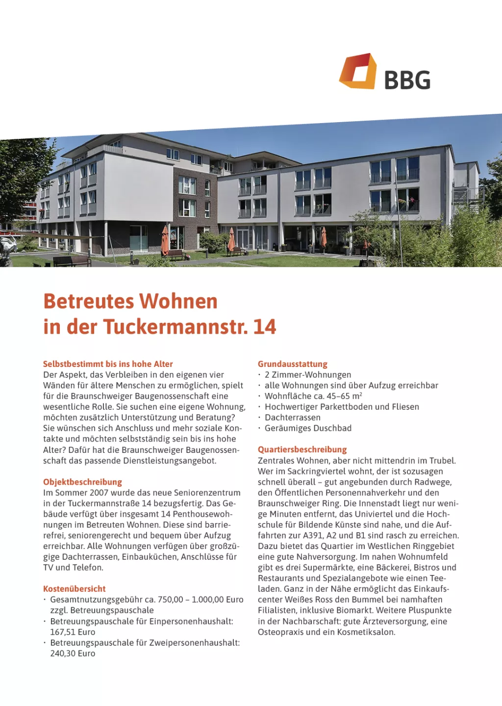 Tuckermanstr. 14 huzurevine ait turuncu ve siyah metinli bir broşürde arka planda ağaçların olduğu modern bir bina görülüyor.