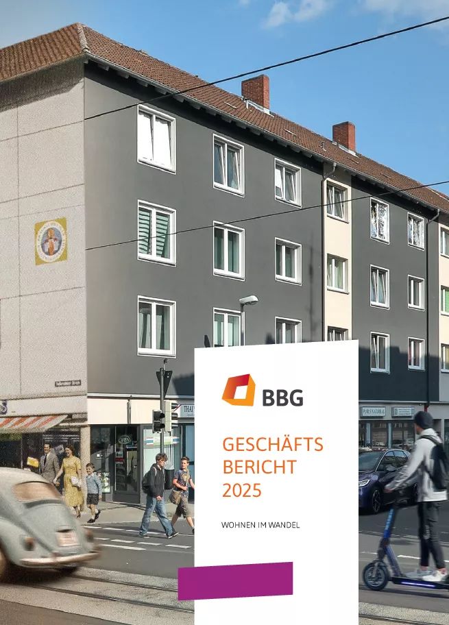 Menschen gehen zu Fuß oder fahren mit E-Bikes an einem grauen Wohnhaus vorbei; im Vordergrund ist das Titelblatt eines Berichts mit dem Titel „BBG Geschäftsbericht 2025“ zu sehen.