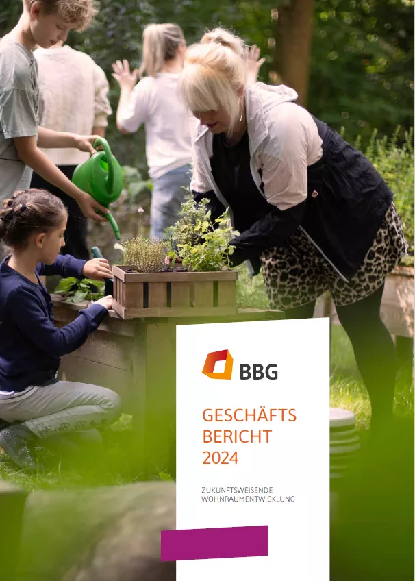 Menschen gärtnern gemeinsam im Freien und bauen Kräuter in Holzkisten an. Der Umschlagtext lautet: BBG Geschäftsbericht 2024.