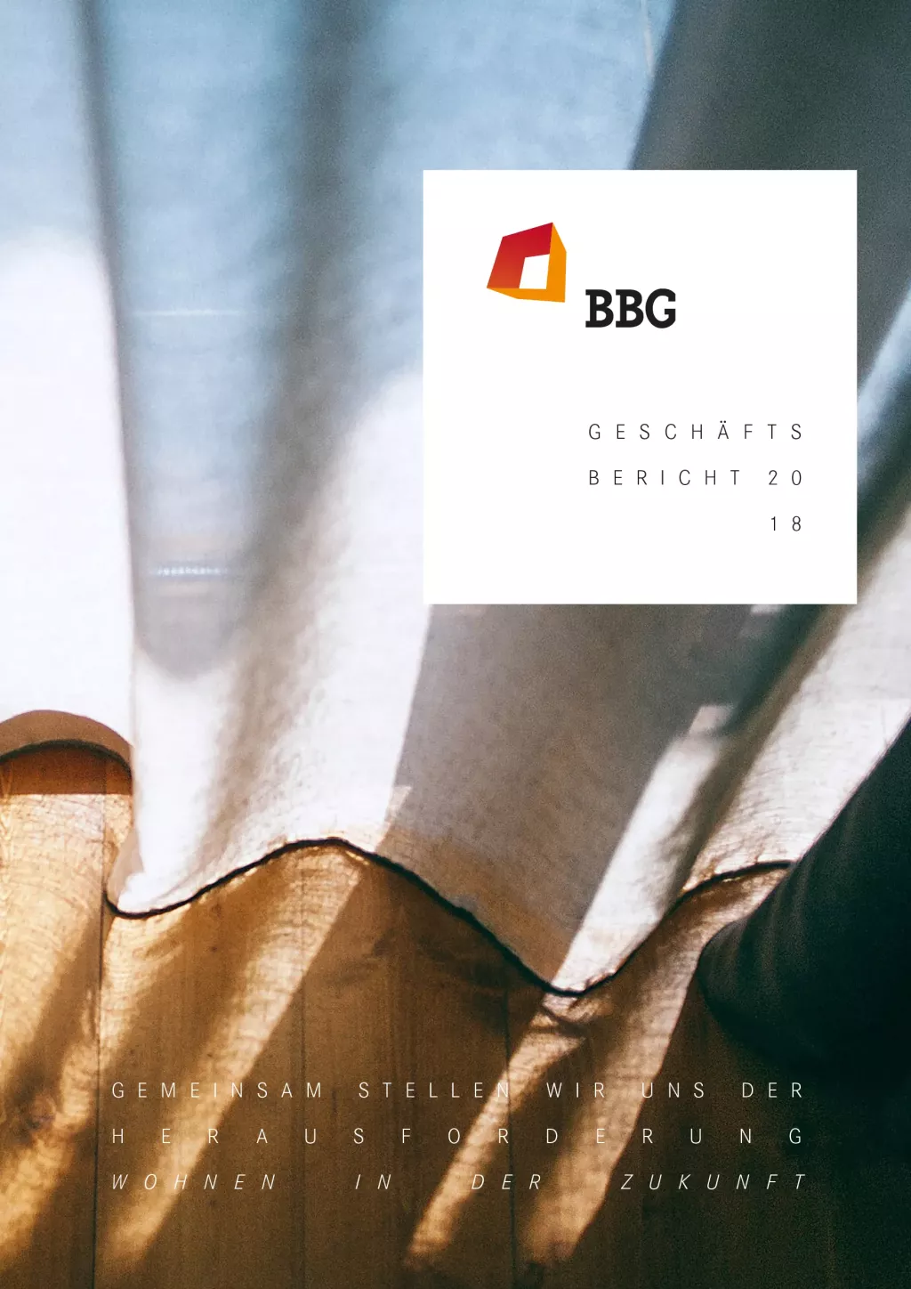 Broschürenumschlag mit BBG-Logo und -Text, Sonnenlicht, das auf einen Vorhang und einen Holzboden scheint, in deutscher Sprache.