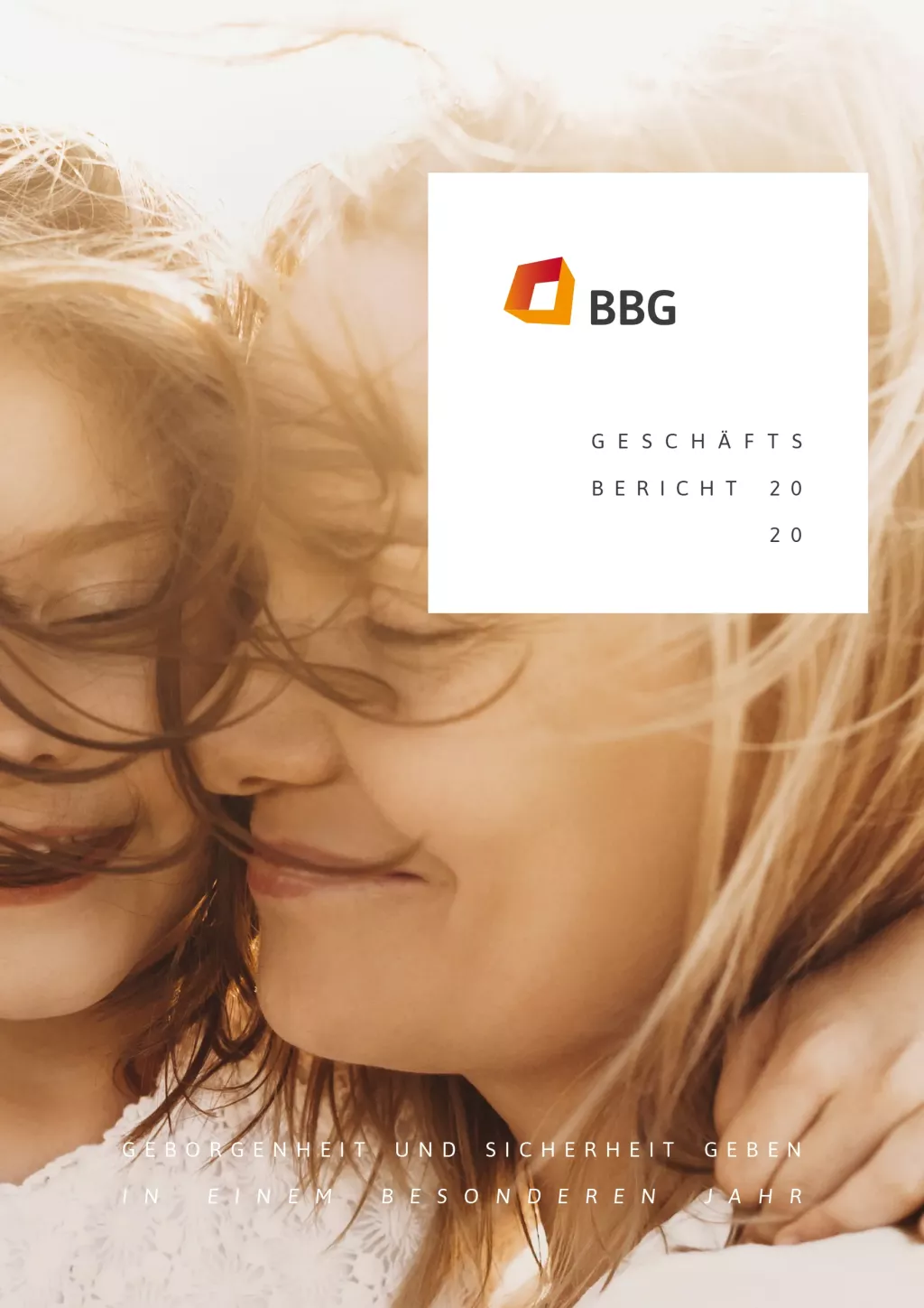 Nahaufnahme einer lächelnden Frau und eines lächelnden Kindes, deren Gesichter dicht beieinander liegen, mit dem BBG-Logo und deutschem Text darüber.