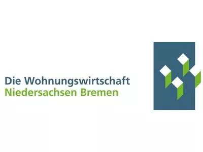 Die Wohnungswirtschaft Niedersachsen Bremen yazısı ve mavi zemin üzerine yeşil ve beyaz geometrik desen içeren logo.