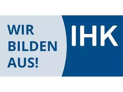Sol tarafta WIR BILDEN AUS! yazısı ve sağ tarafta mavi zemin üzerine kalın beyaz harflerle IHK yazısı bulunan mavi ve gri renkli çizim.
