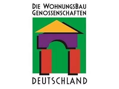 Renkli geometrik bir ev şeklinde logo ve Almanca metin: Die Wohnungsbau Genossenschaften Deutschaften yeşil zemin üzerinde.