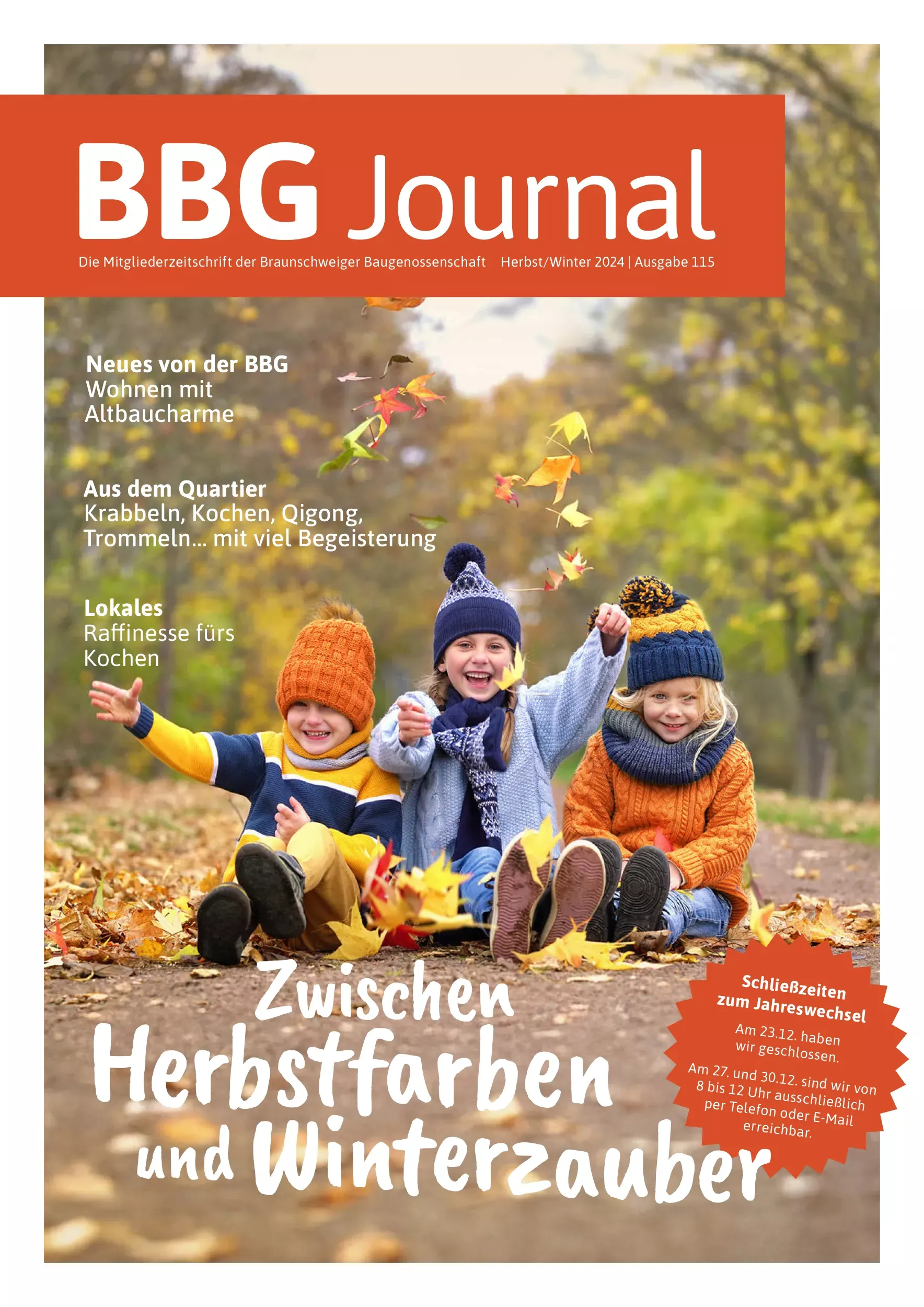 Trois petits enfants chaudement vêtus sont assis sur des feuilles d'automne, sourient et jettent les feuilles en l'air, avec le texte de couverture du Journal BBG.