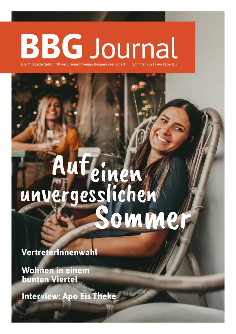 Eine lächelnde Frau, die im Freien an einem Tisch mit Getränken sitzt, auf dem Titelbild der BBG-Zeitschrift, Ausgabe Sommer 2021.