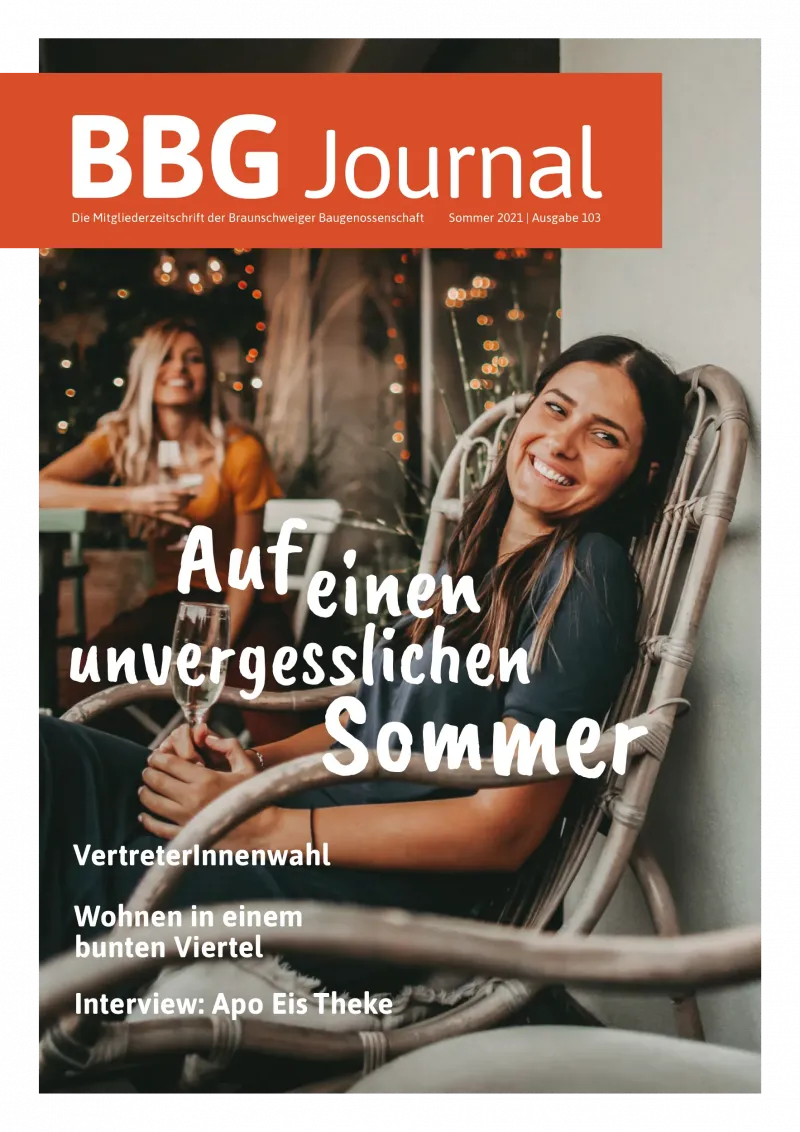 Eine lächelnde Frau, die im Freien an einem Tisch mit Getränken sitzt, auf dem Titelbild der BBG-Zeitschrift, Ausgabe Sommer 2021.