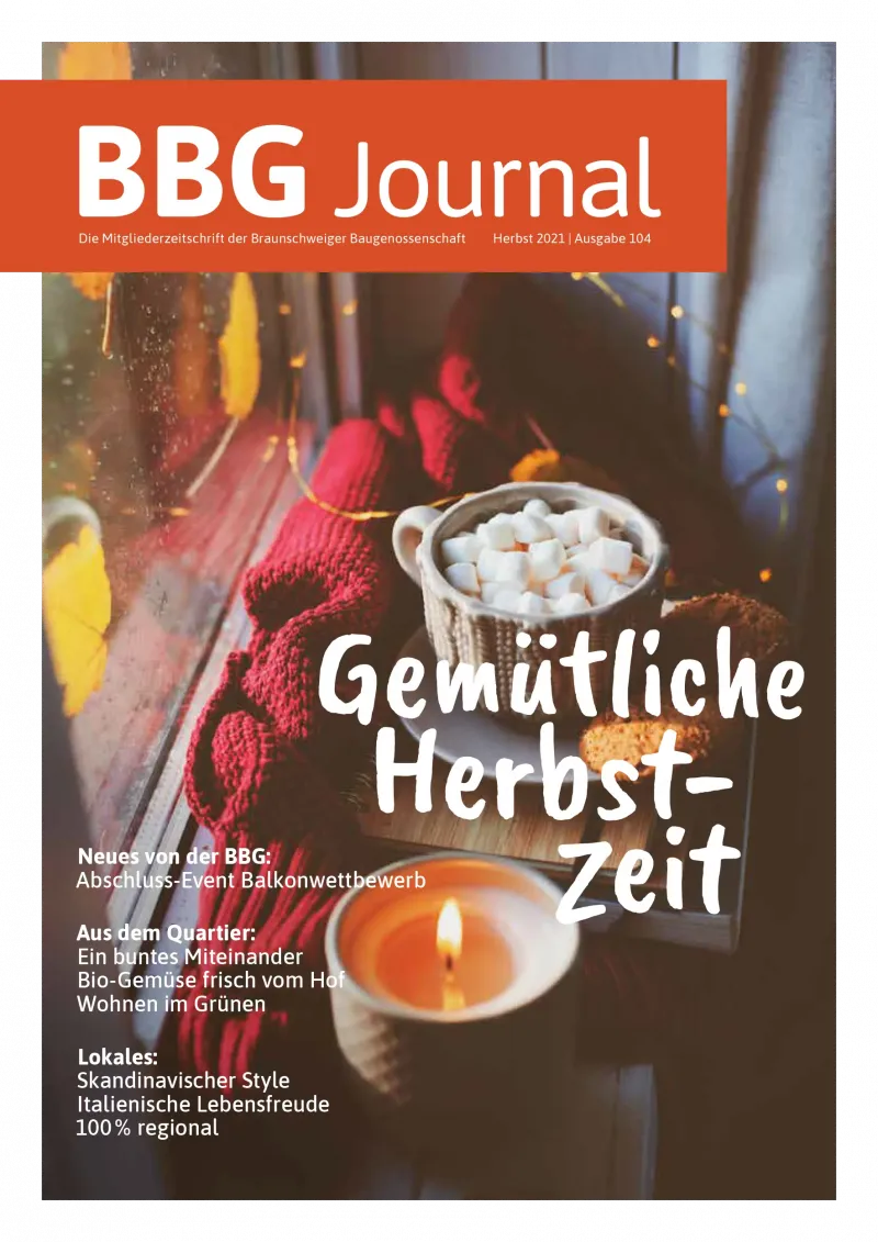 Eine gemütliche Herbstszene mit Kerzen, einer Strickdecke und Herbstblättern mit dem Text Gemütliche Herbst-Zeit auf der Titelseite des BBG-Magazins.