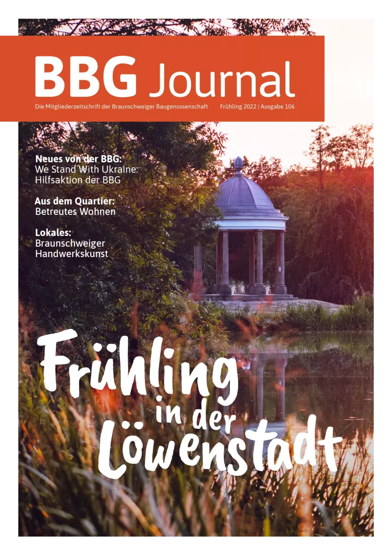 Ein kleiner Tempel steht neben einem von Bäumen umgebenen Teich mit dem Text 