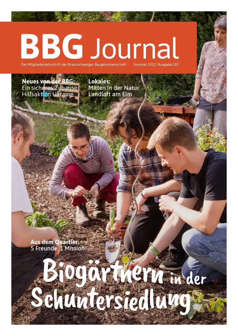 Auf dem Titelbild der BBG-Zeitschrift, Ausgabe Sommer 2022, pflanzen fünf Personen gemeinsam Setzlinge in einem Hochbeet im Freien.