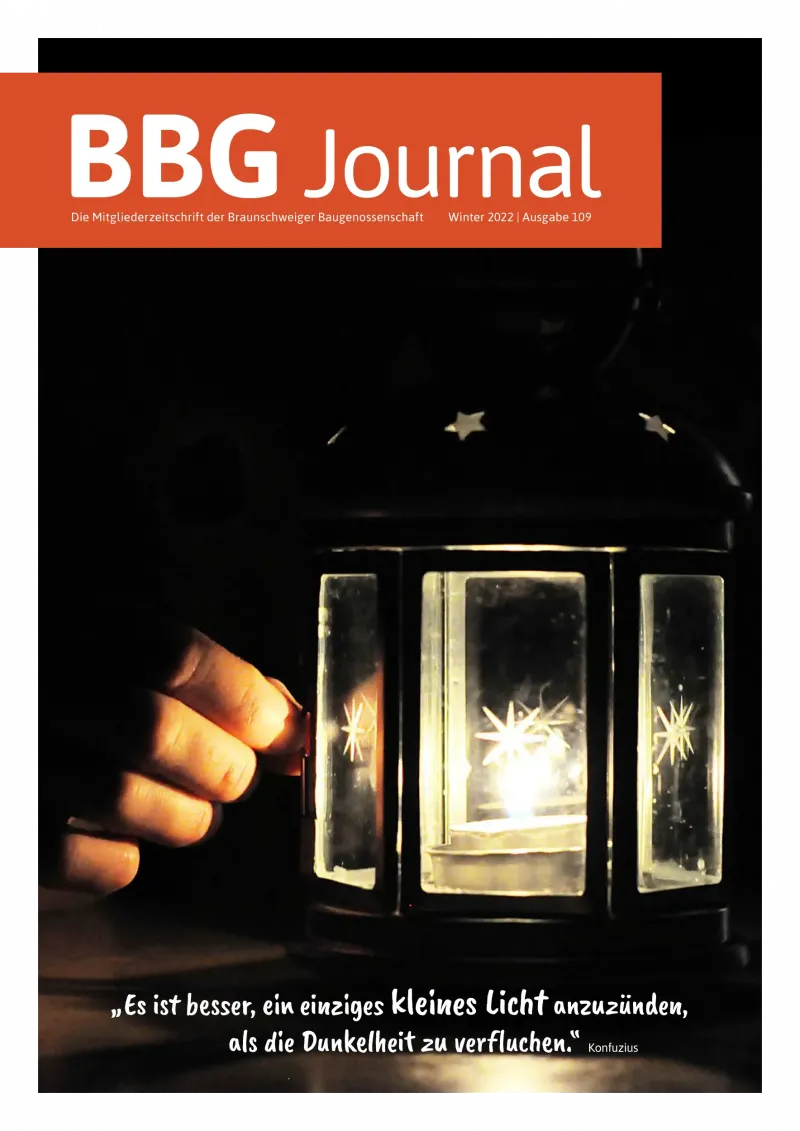 Eine Hand hält eine Laterne, die in der Dunkelheit leuchtet. Darunter erscheinen der Titel der BBG-Zeitschrift und ein deutsches Zitat.