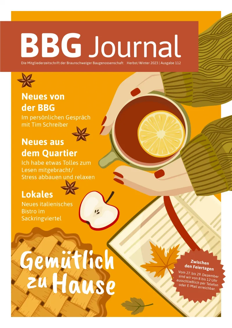 Eine Person hält eine Tasse Tee auf einem herbstlich dekorierten Tisch mit einem Apfel, einem Buch und Herbstblättern; Text in Deutsch.