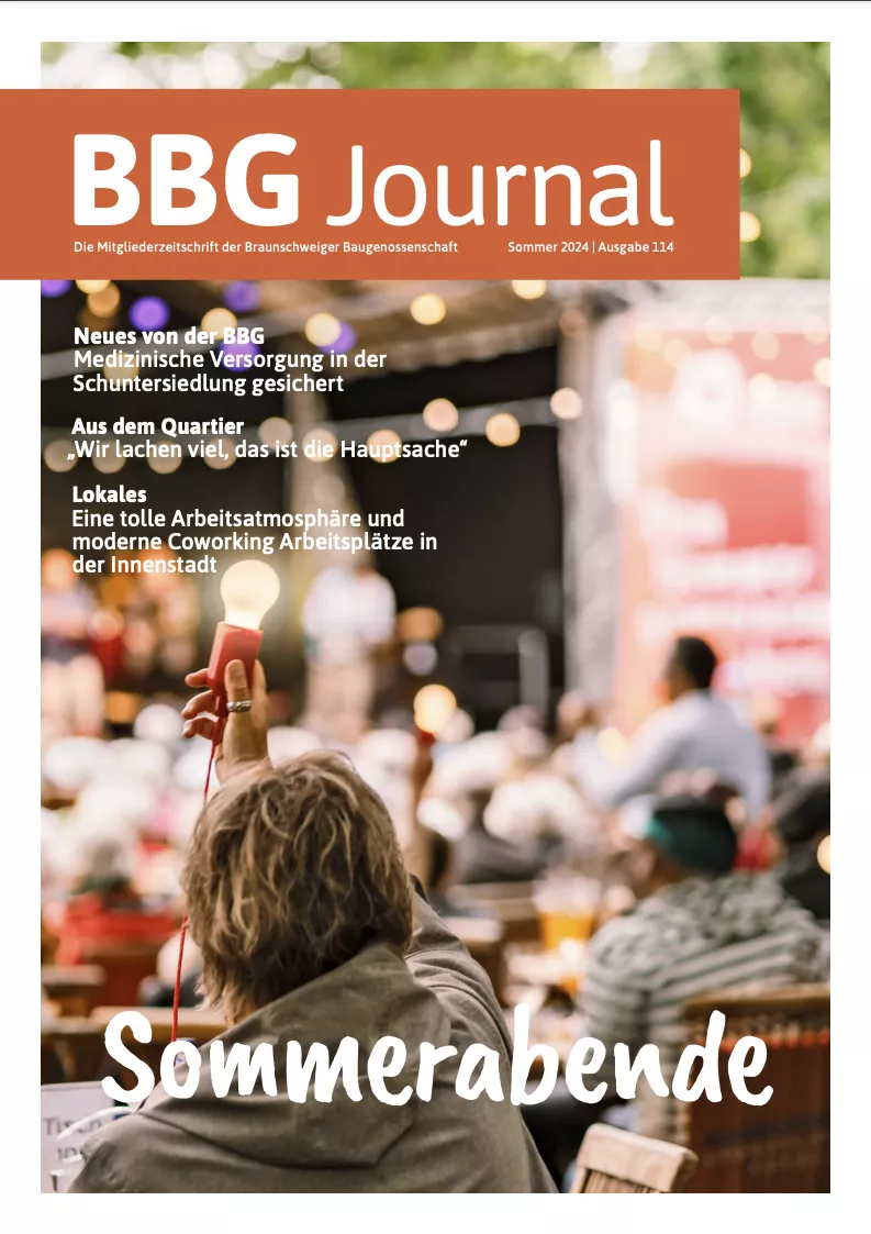 Eine Person erhebt ein Getränk bei einer Veranstaltung im Freien; Titel und Artikelüberschriften des BBG Journal Sommerabende erscheinen auf dem Foto.