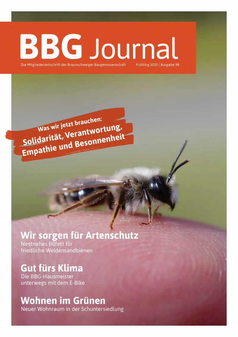 Auf dem Titelblatt der Zeitschrift BBG ist eine Biene in Großaufnahme auf einer Blüte zu sehen, die mit Schlagzeilen über Solidarität und Umweltthemen versehen ist.