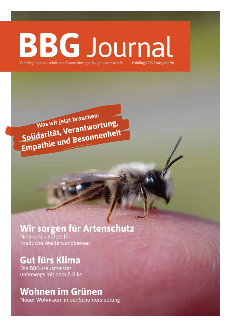 Auf dem Titelblatt der Zeitschrift BBG ist eine Biene in Großaufnahme auf einer Blüte zu sehen, die mit Schlagzeilen über Solidarität und Umweltthemen versehen ist.