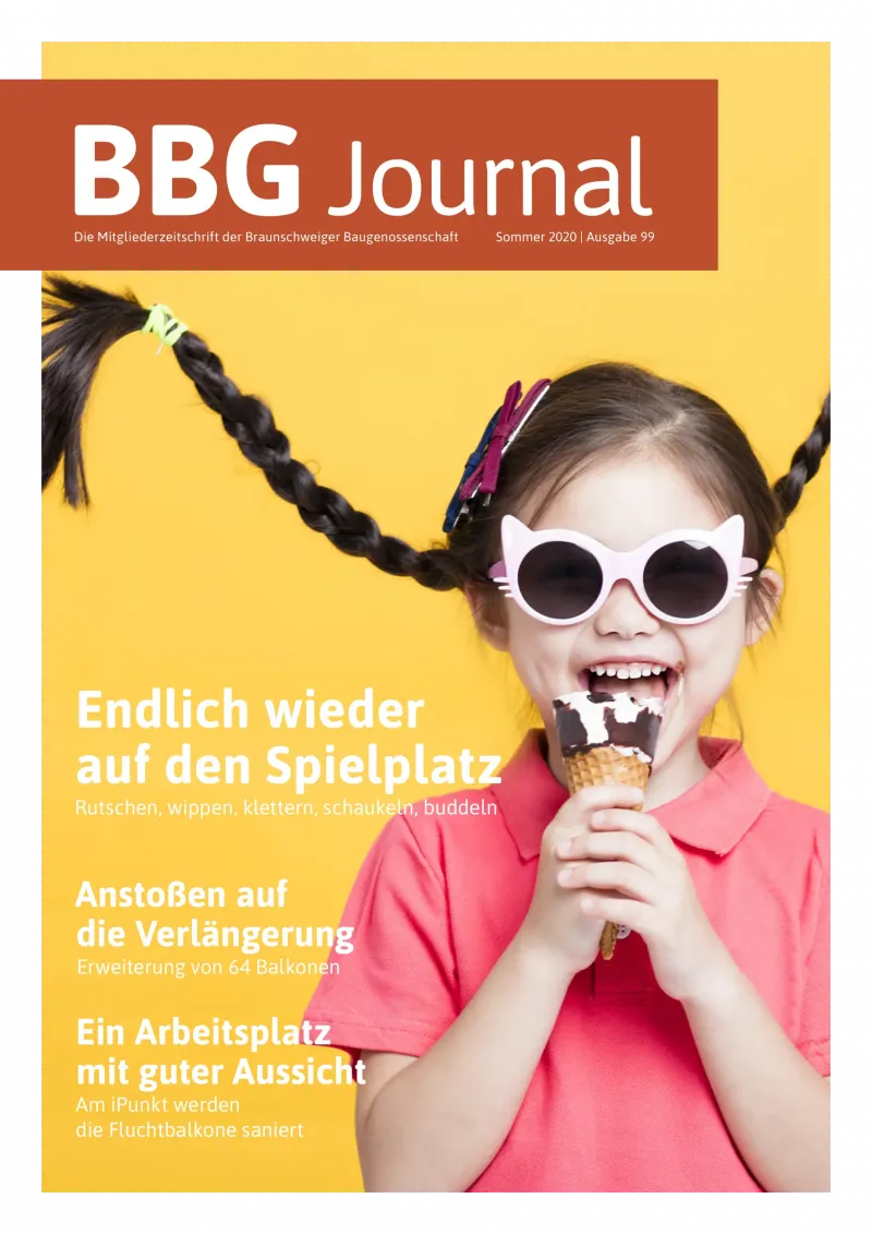 Lächelndes Mädchen mit Zöpfen, das eine Sonnenbrille mit Katzenaugen trägt und eine Eiswaffel vor einem leuchtend gelben Hintergrund hält.