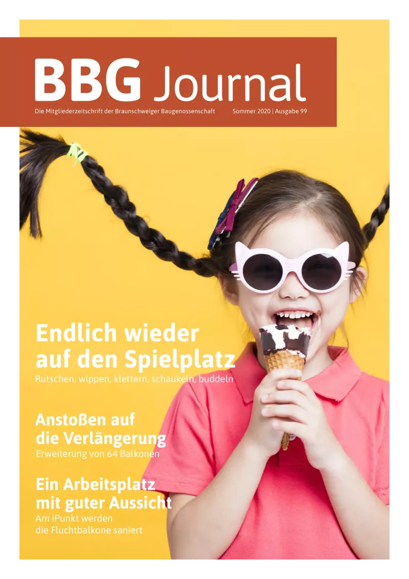 Lächelndes Mädchen mit Zöpfen, das eine Sonnenbrille mit Katzenaugen trägt und eine Eiswaffel vor einem leuchtend gelben Hintergrund hält.