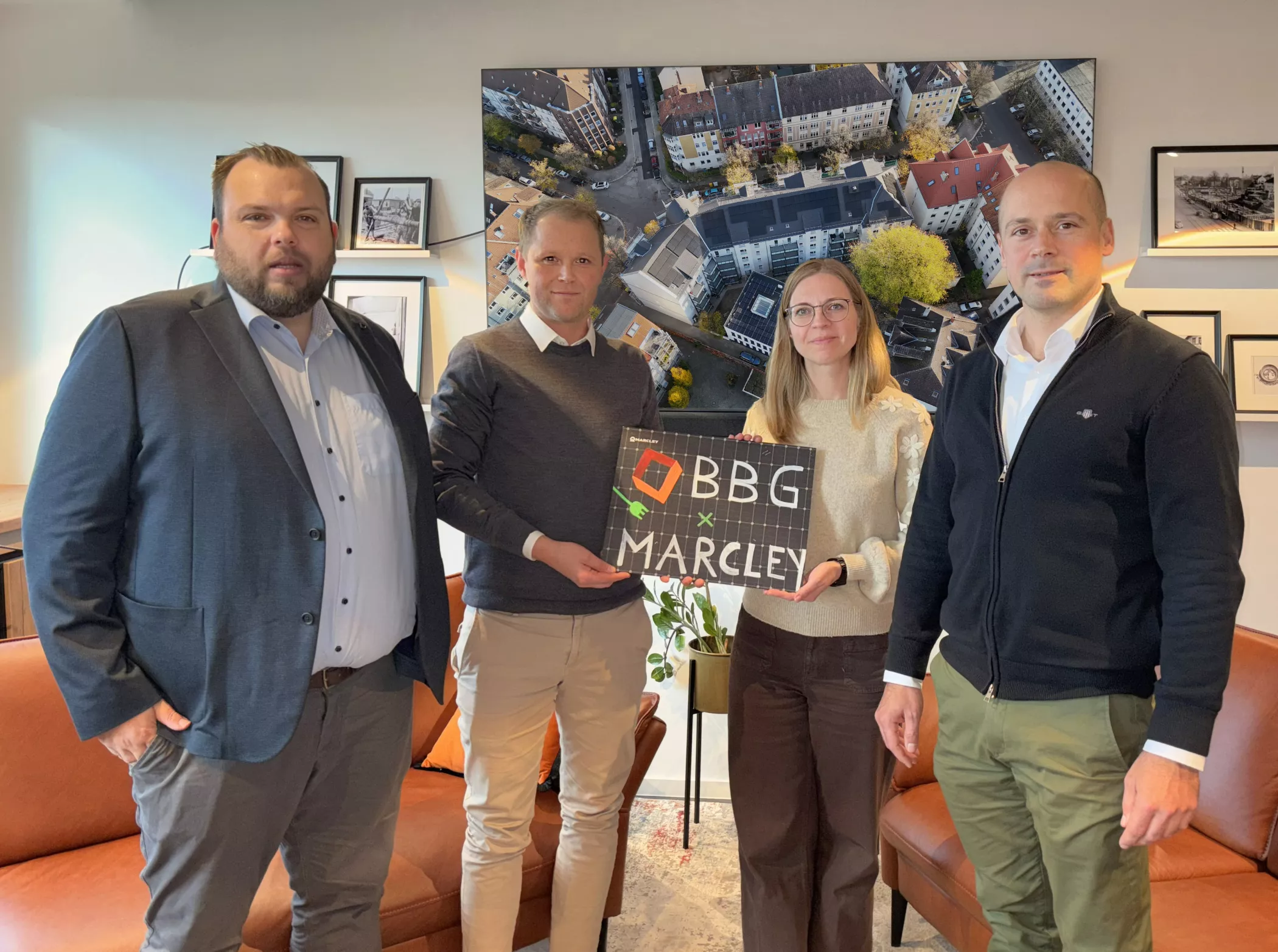 Vier Personen stehen drinnen und halten ein 