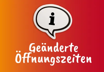 Sprechblase mit einem Informationssymbol über dem deutschen Text Geänderte Öffnungszeiten auf einem rot-orangenen Hintergrund mit Farbverlauf.