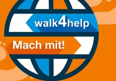 Stilisierte Weltkugel mit dem Text walk4help und Mach mit! auf orangefarbenem Hintergrund mit Fußabdrücken.
