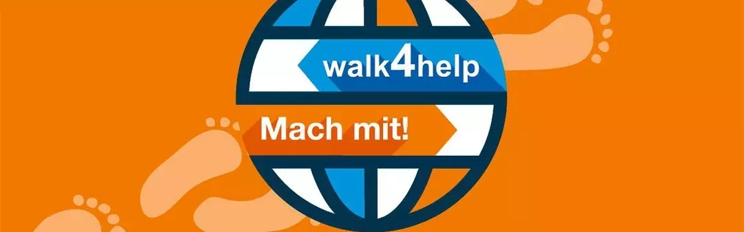 Stilisierte Weltkugel mit dem Text walk4help und Mach mit! auf orangefarbenem Hintergrund mit Fußabdrücken.