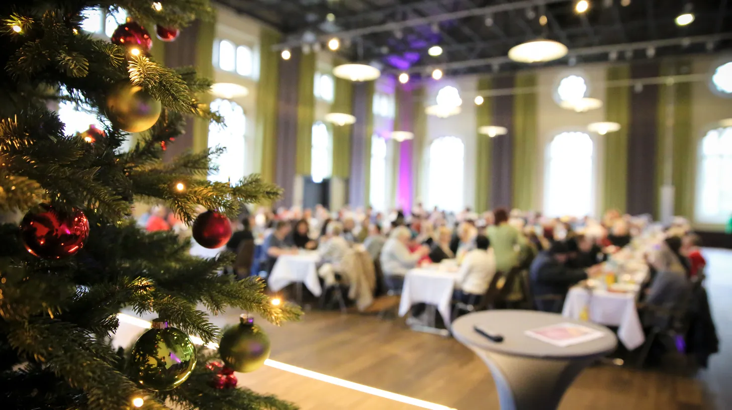 Im Mittelpunkt steht ein geschmückter Weihnachtsbaum, im Hintergrund eine große Gruppe von Menschen, die an Tischen in einem festlichen Saal sitzen.