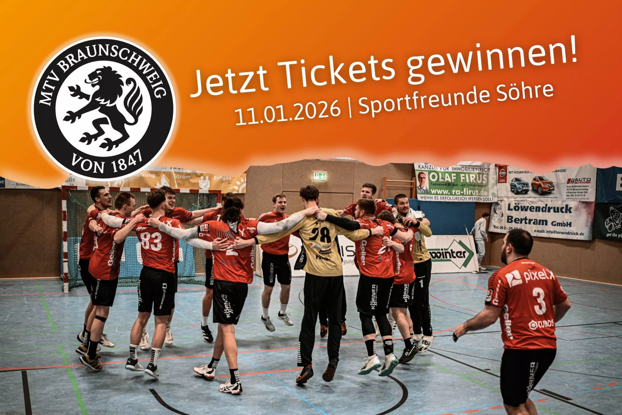Die rotgekleideten Handballer feiern in einer Sporthalle, darüber gibt es Informationen zu Veranstaltungstickets für den MTV Braunschweig.