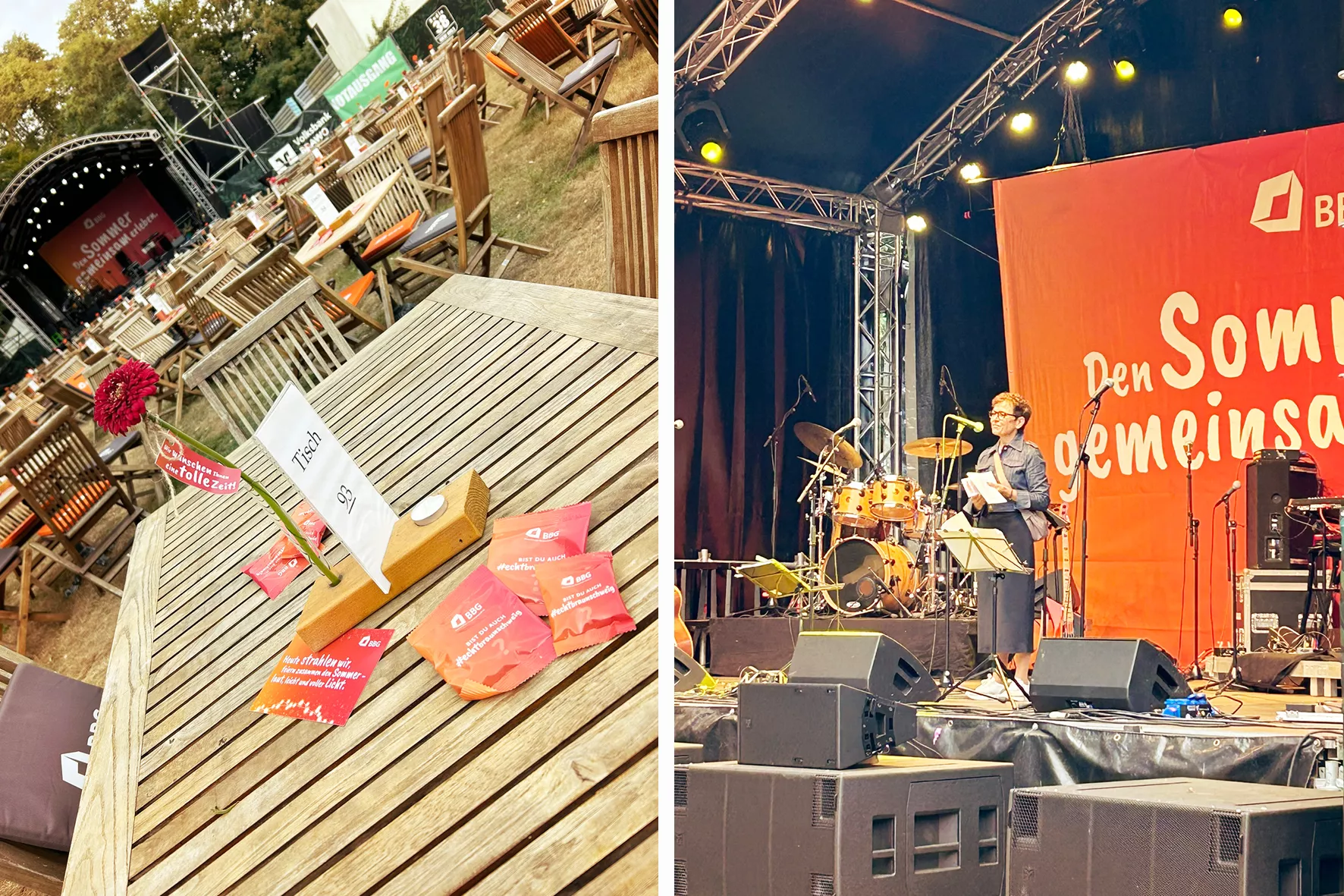 Eine Veranstaltung im Freien mit Holztischen und Stühlen auf der linken Seite und einem Redner auf der Bühne mit Musikinstrumenten auf der rechten Seite.
