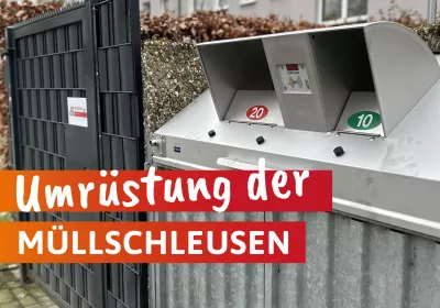 Metallbehälter für die Müllschleusen mit den Nummern 20 und 10 neben einem umzäunten Bereich; der deutsche Text lautet: „Umrüstung der Müllschleusen…“.