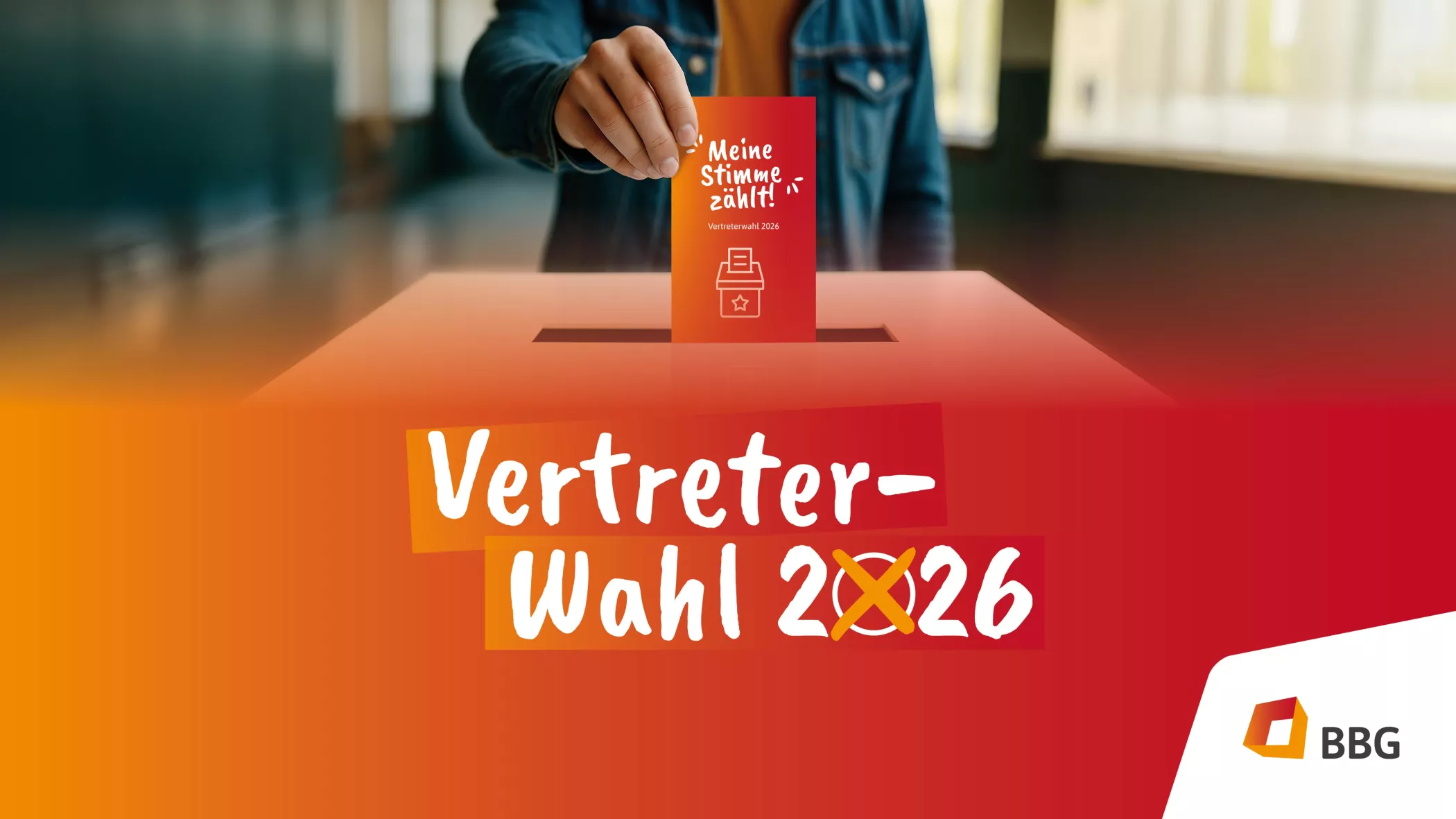 Eine Person wirft einen Stimmzettel in eine Wahlurne mit der Aufschrift 