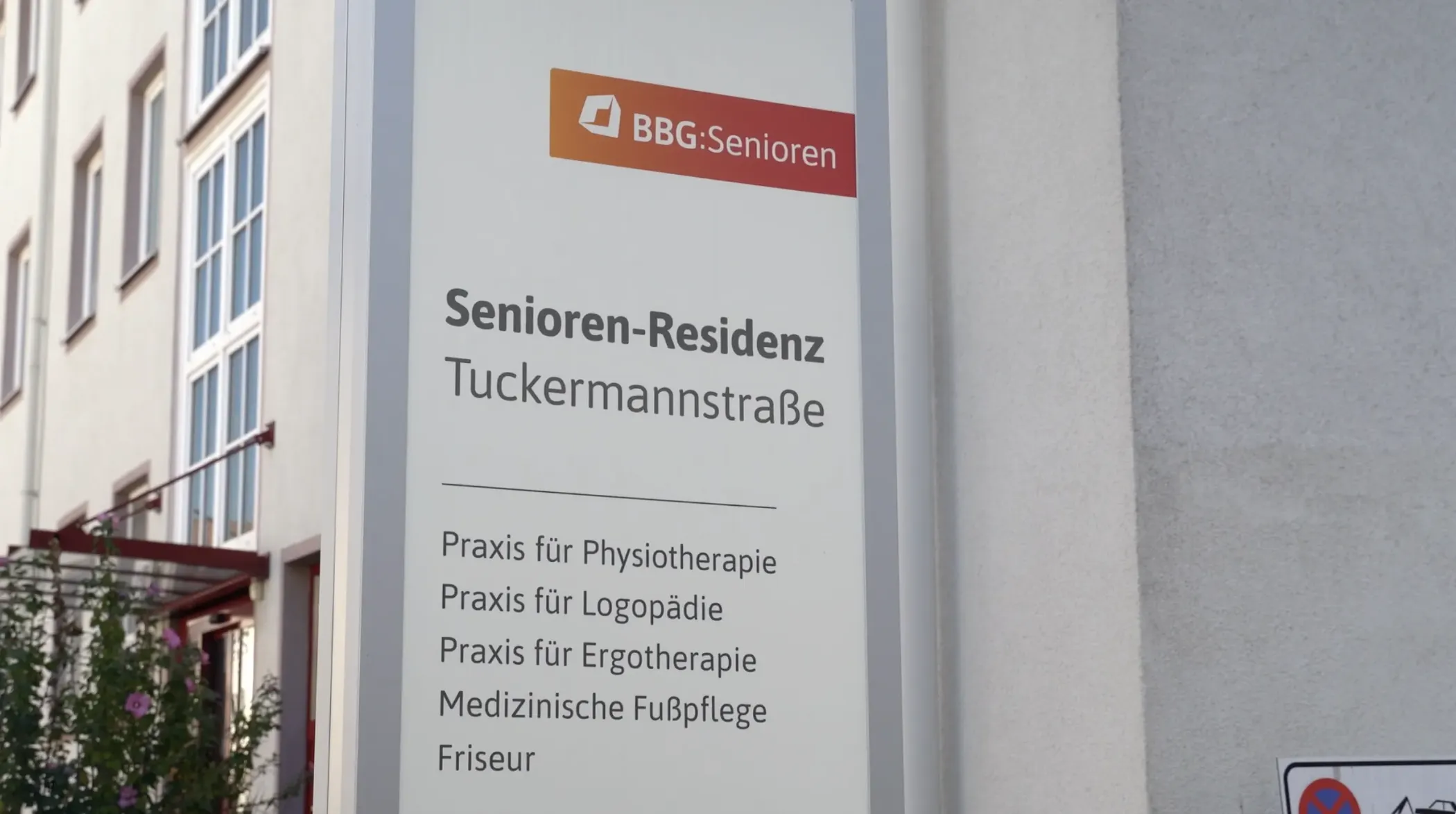 Un panneau à la Senioren-Residenz Tuckermannstraße indique en allemand les services médicaux et thérapeutiques, y compris la physiothérapie et les soins des pieds.