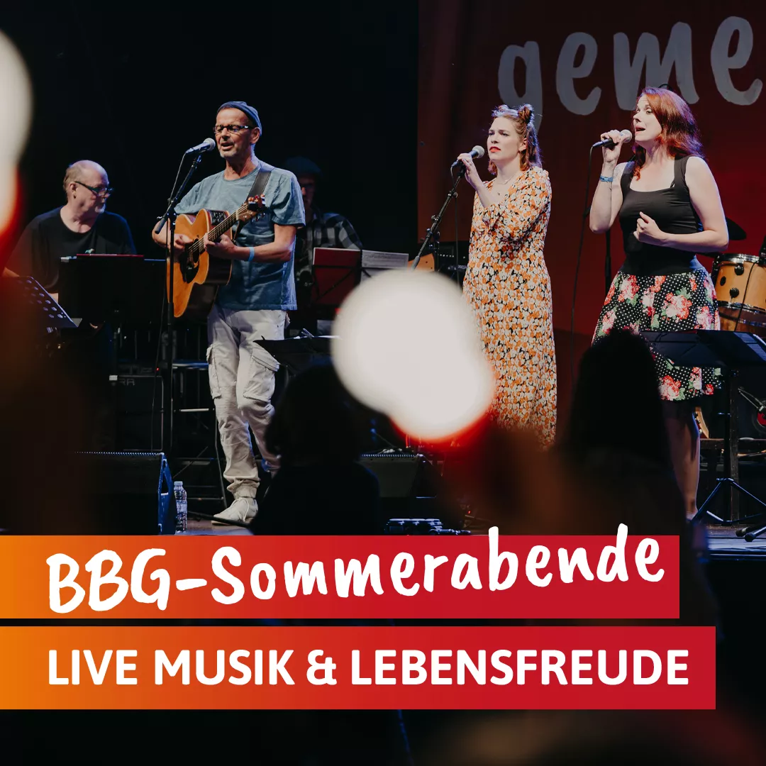 Vier Musiker spielen auf der Bühne mit Mikrofonen und Instrumenten; Text: BBG-Sommerabende, Live Music & Lebensfreude.