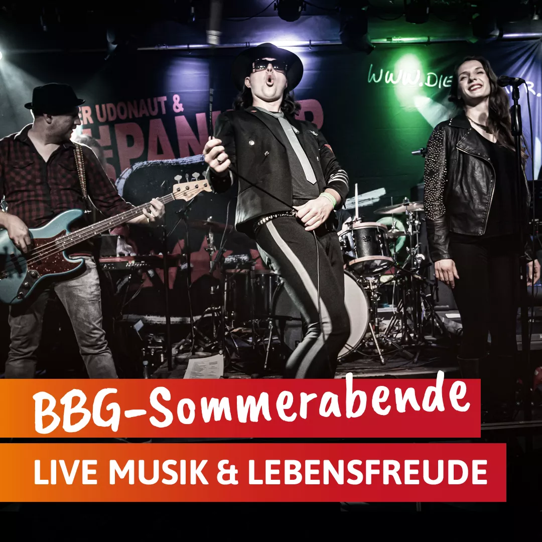 Eine Band spielt energisch auf der Bühne mit Musikinstrumenten unter leuchtenden Lichtern. Der Text lautet: BBG-Sommerabende LIVE MUSIK & LEBENSFREUDE.