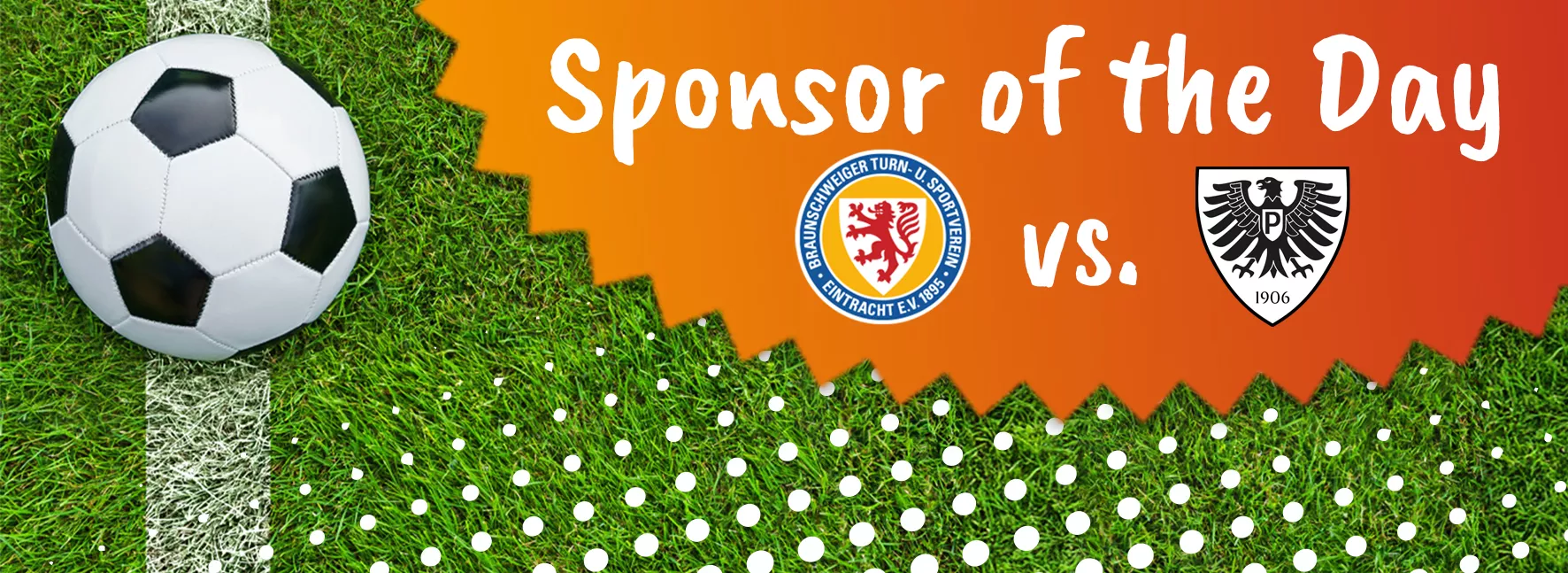 Ein Fußball auf Rasen mit dem Text des Sponsors des Tages und den Logos der beiden Mannschaften, die durch eine gegenüberliegende Markierung in der Mitte getrennt sind.