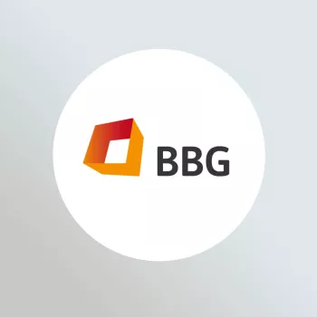 BBG logosu, BBG harflerinin yanında turuncu renkten kırmızıya doğru geçiş yapan soyut bir geometrik şekil içeriyor.