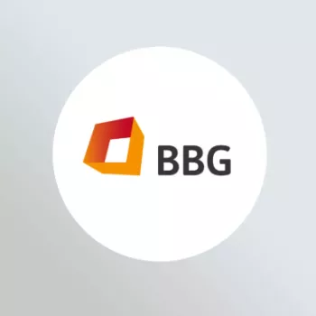 Логотип BBG складається з геометричної фігури оранжевого та червоного кольорів, розташованої ліворуч від чорних літер «BBG», які чітко видно на білому тлі.