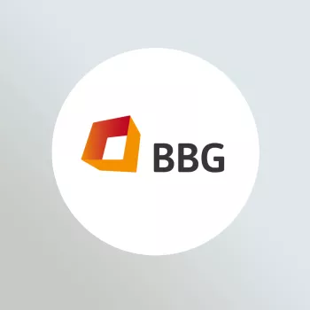 Dairesel beyaz zemin üzerinde siyah BBG harflerinin solunda kırmızı ve turuncu geometrik şekle sahip BBG logosu.